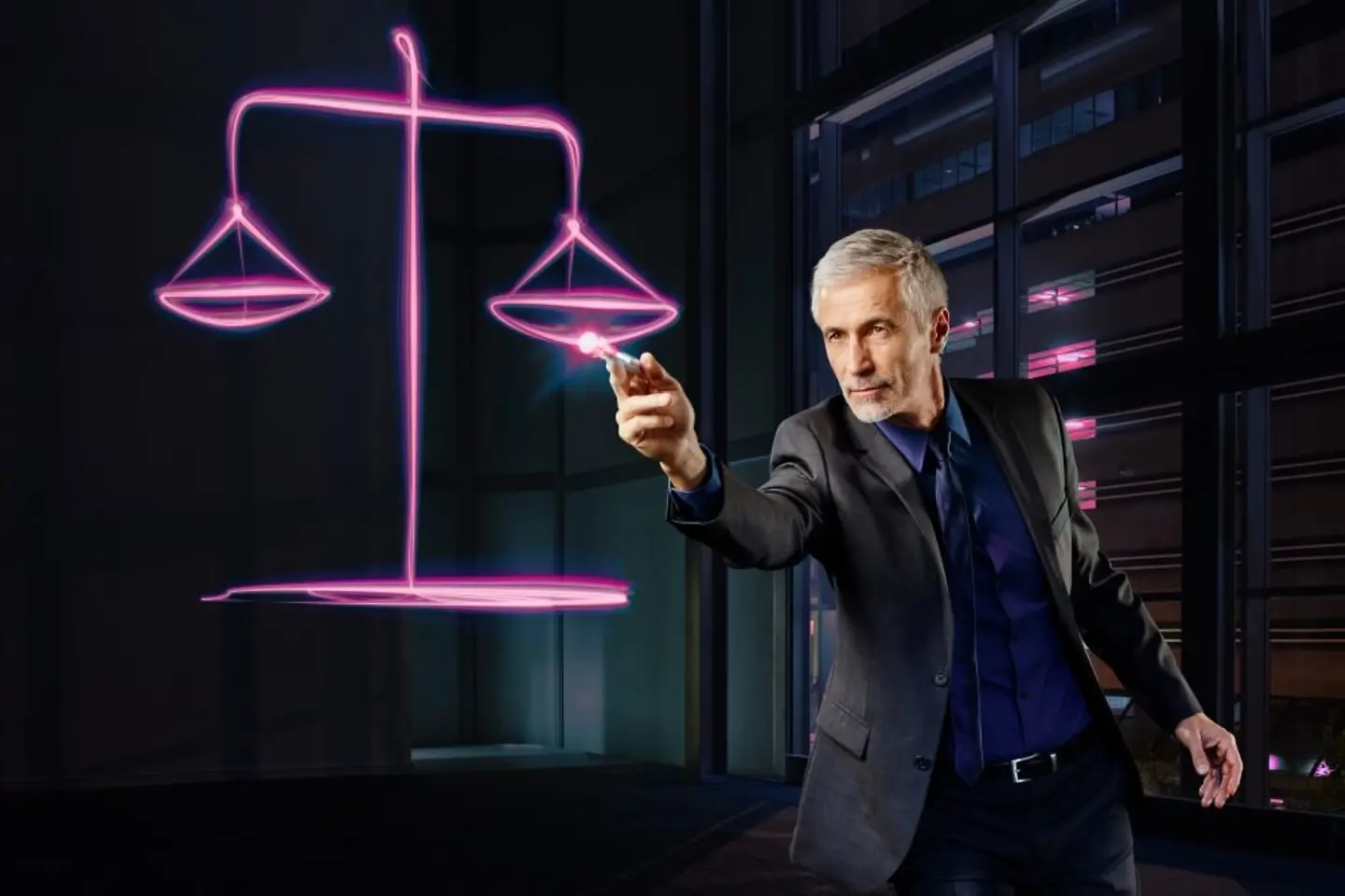 Jurist zeichnet magenta Justizwaage