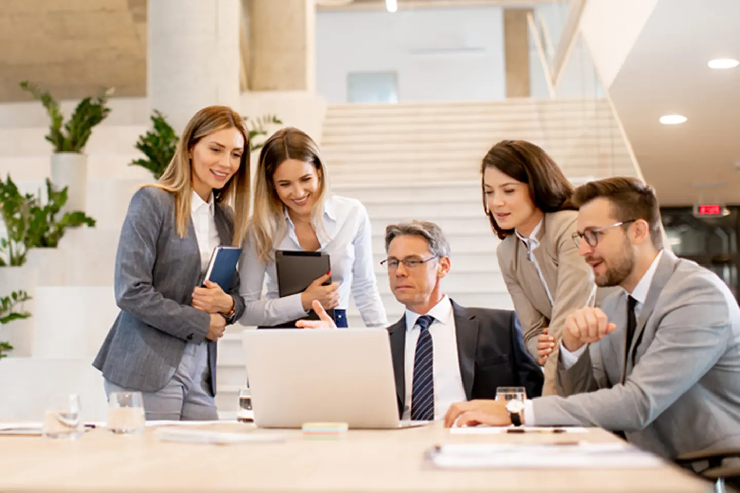Funcionários do departamento de RH em uma reunião