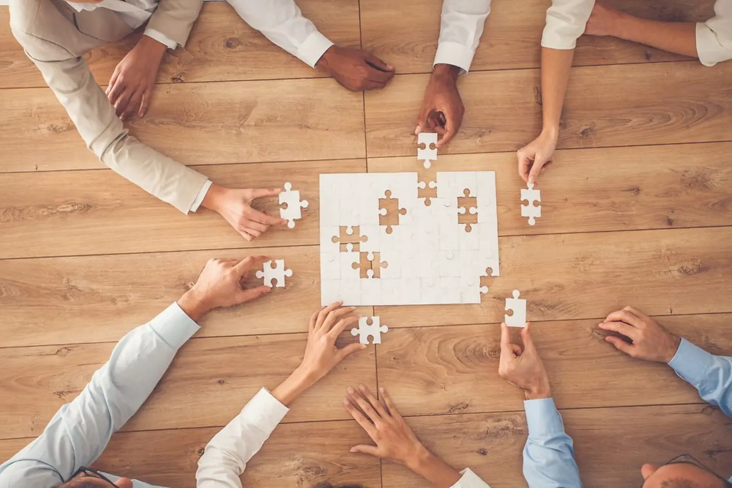 Geschäftspartner bei einem Puzzle aus weißen Teilen