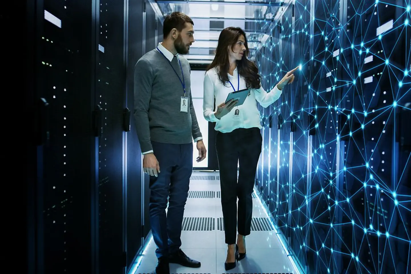Profesionales del software probando servidores de almacenamiento de clase empresarial