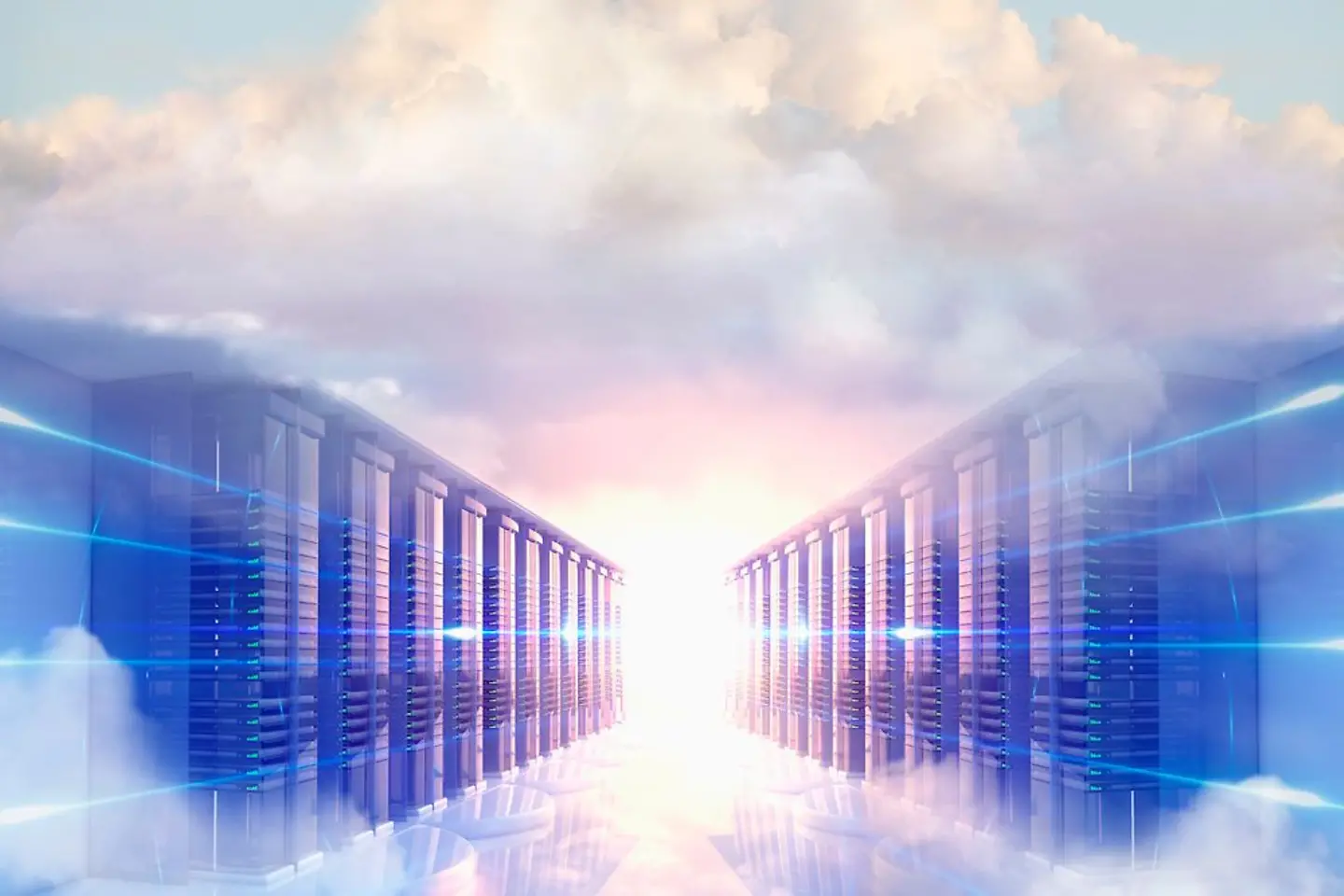 Datenserverraum mit Wolken im Hintergrund