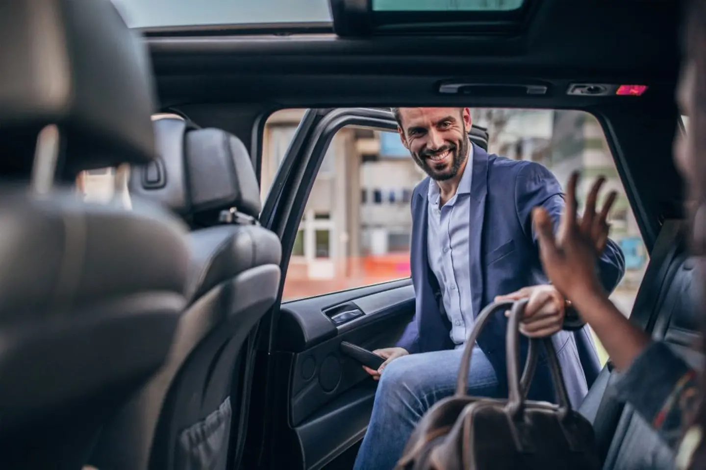 Hombre de negocios subiendo a un coche