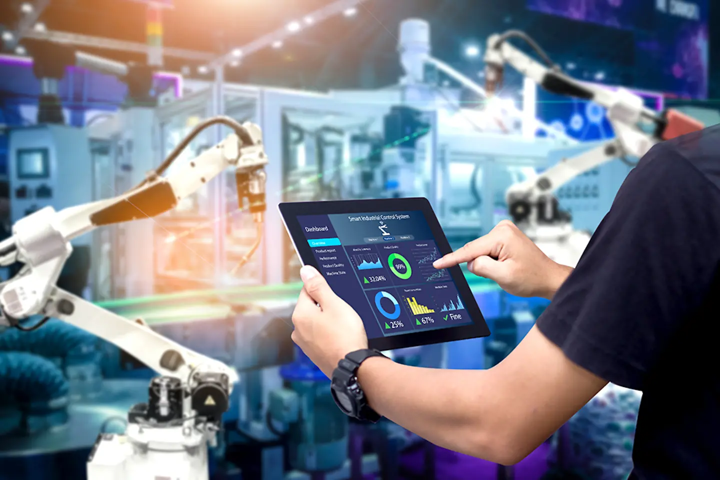 Especialista editando dados de máquina em um tablet em uma fábrica