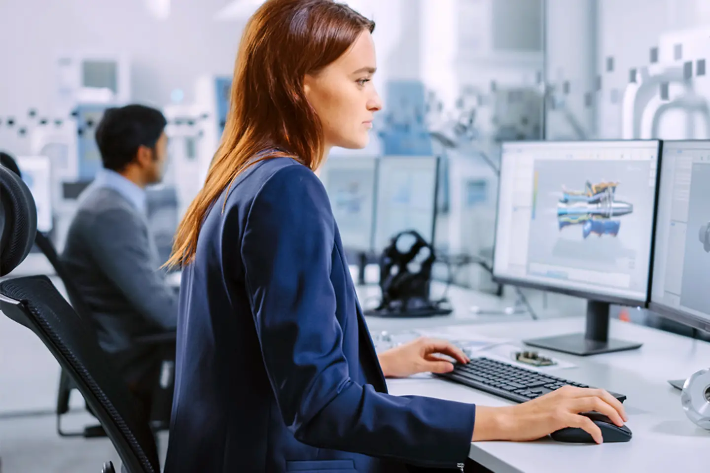 Maschinenbauingenieurin arbeitet am Computer an einem Prototyp