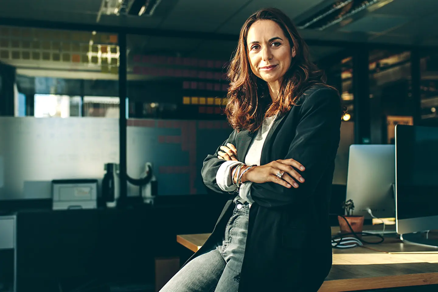 Una mujer de negocios sentada en su escritorio.