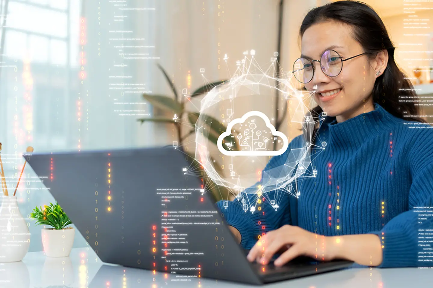 Mujer cargando datos al cloud desde su portátil