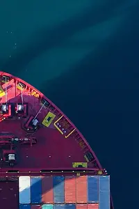 Imagen generada por IA - Front of a loaded container ship in deep blue water