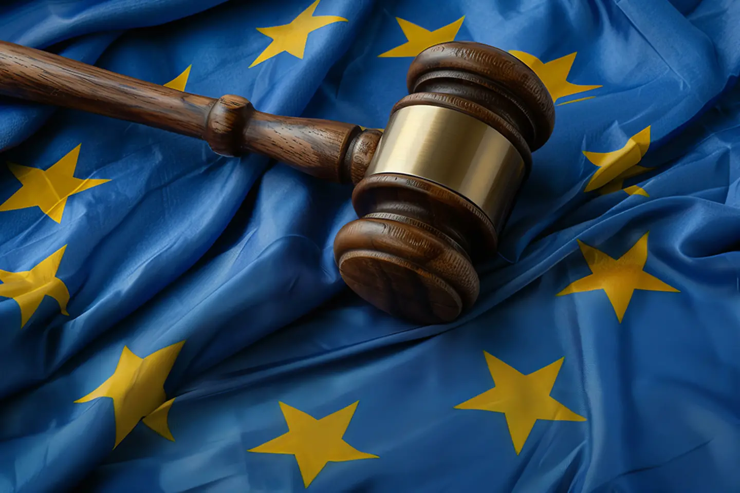 Martillo de juez en la bandera de la Unión Europea que simboliza las leyes europeas
