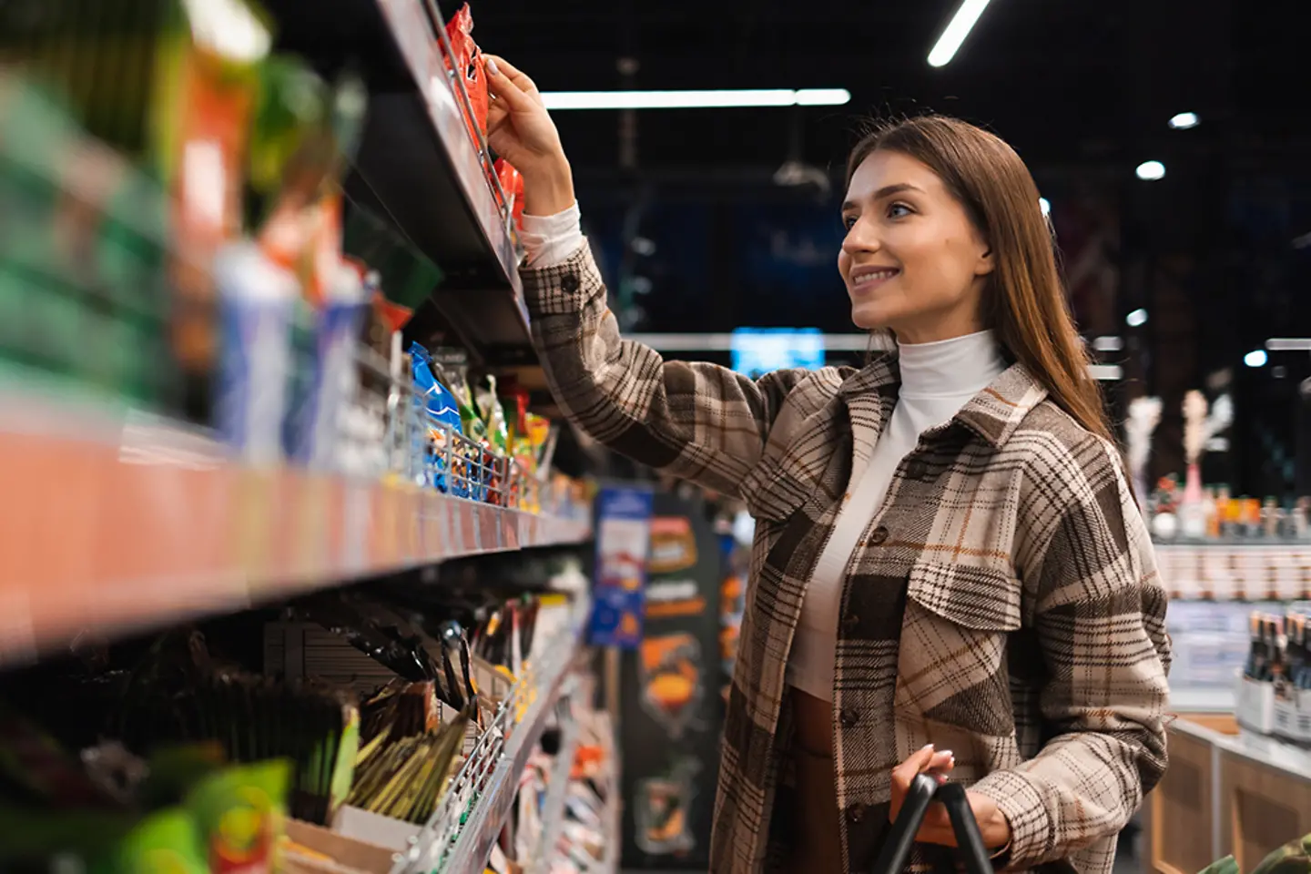 Joven comprando en una tienda Valora