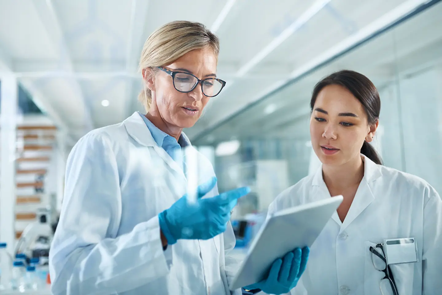 Científicas con una tablet hablando en un laboratorio