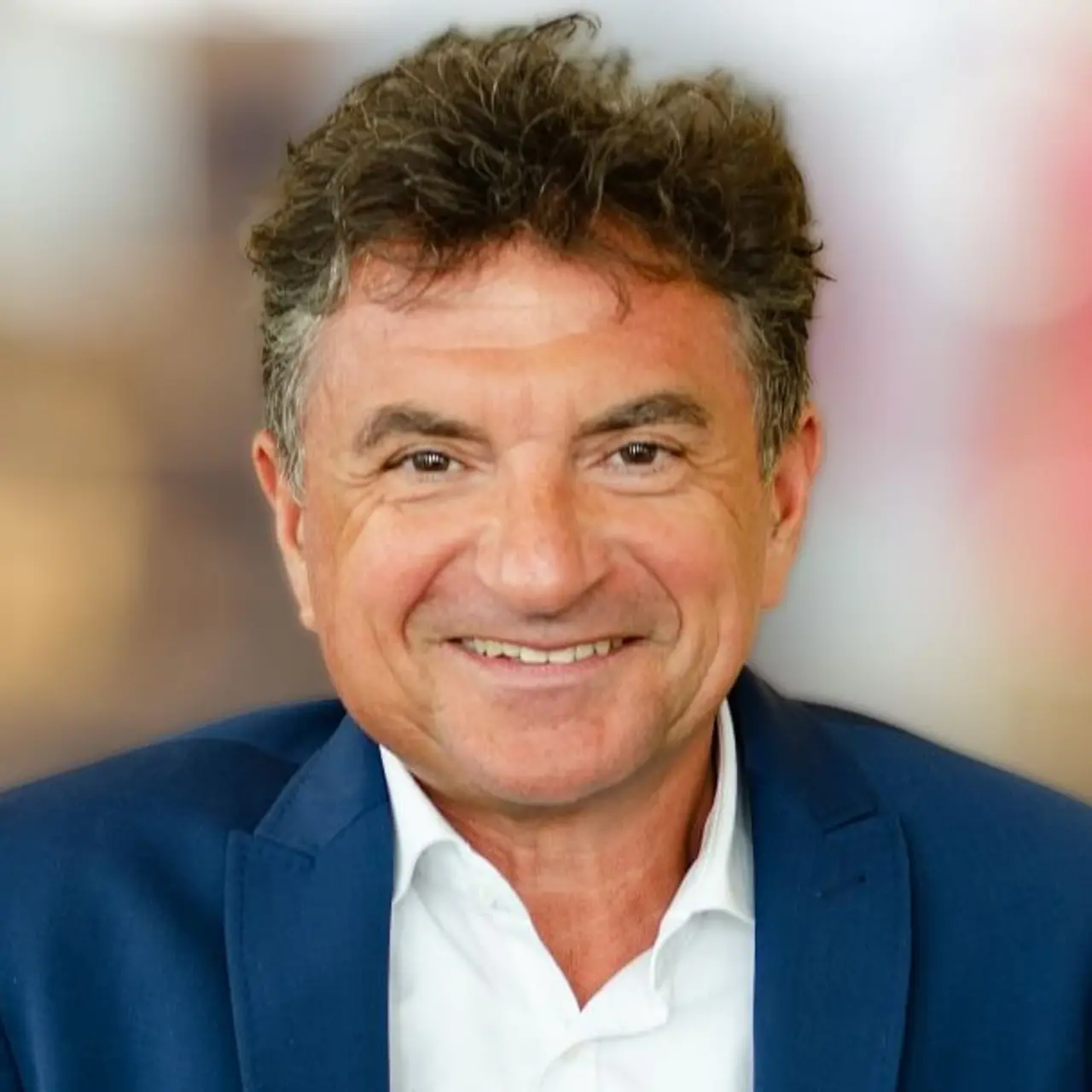 Retrato de Ferri Abolhassan, miembro del Consejo de administración de Deutsche Telekom y CEO de T-Systems