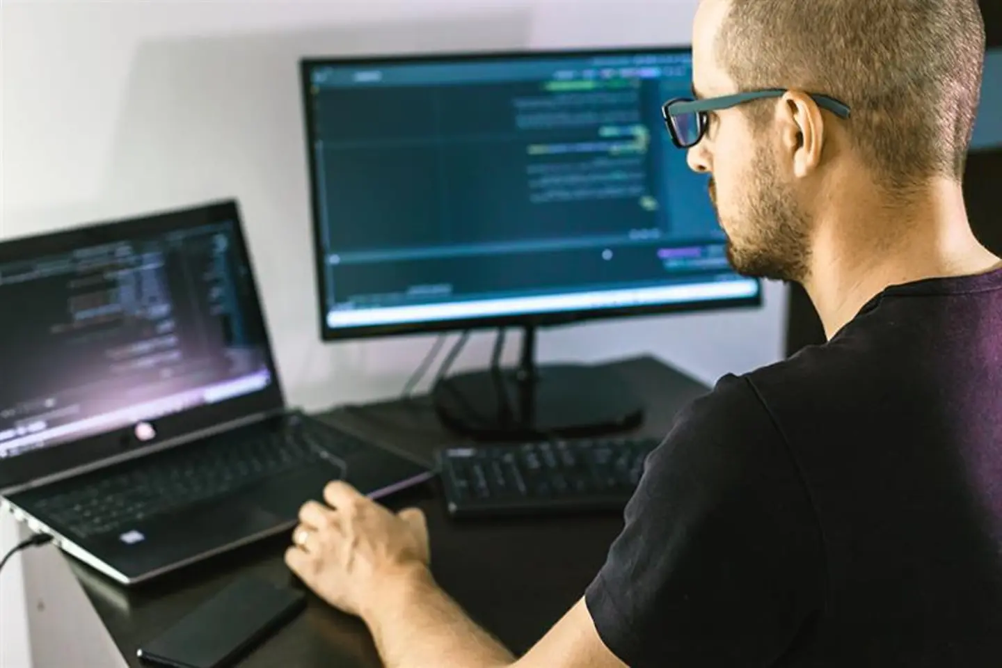 Programador trabajando en un portátil