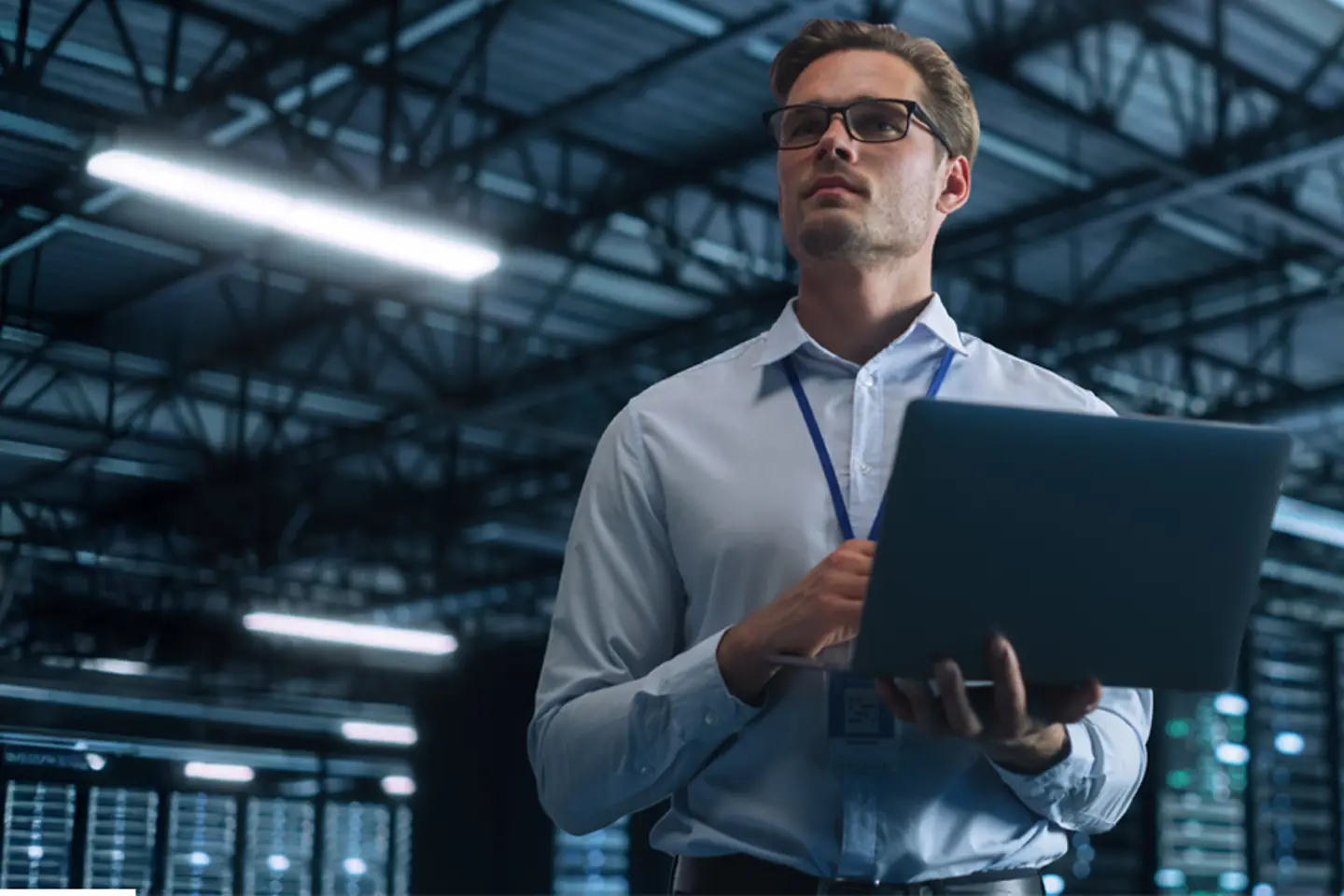 Especialista em TI com laptop no data center