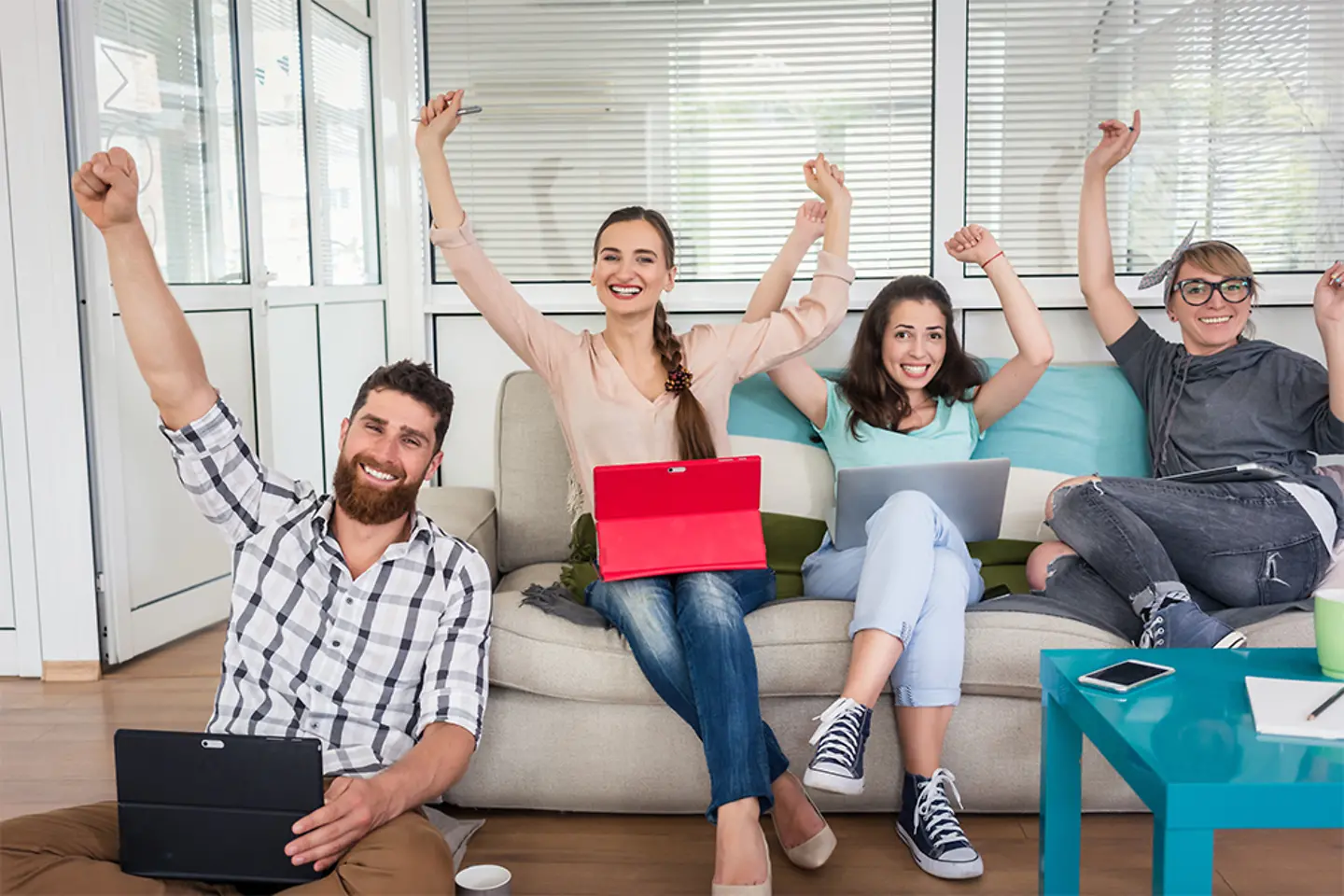 Cuatro jóvenes empleados en un espacio de coworking