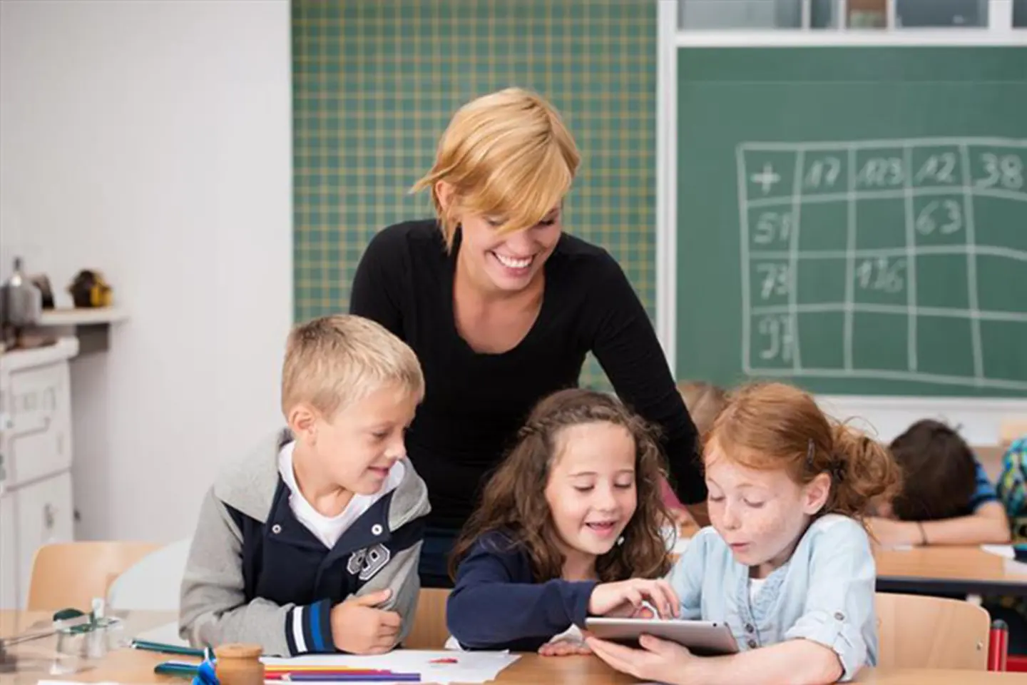 Niños con tabletas en el aula