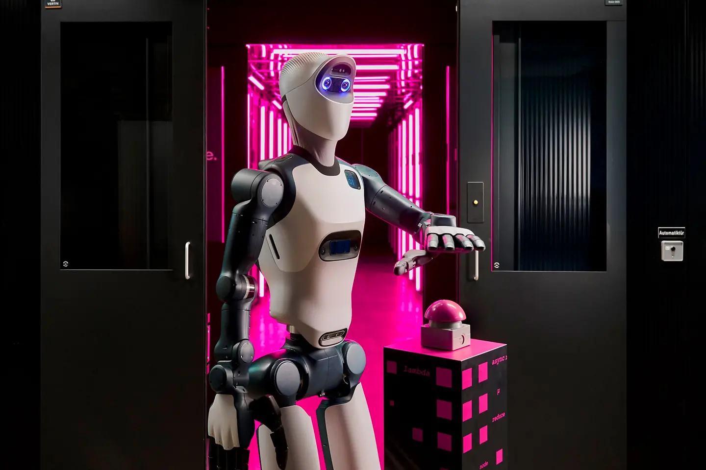 Robot pulsando un botón magenta sobre un fondo magenta