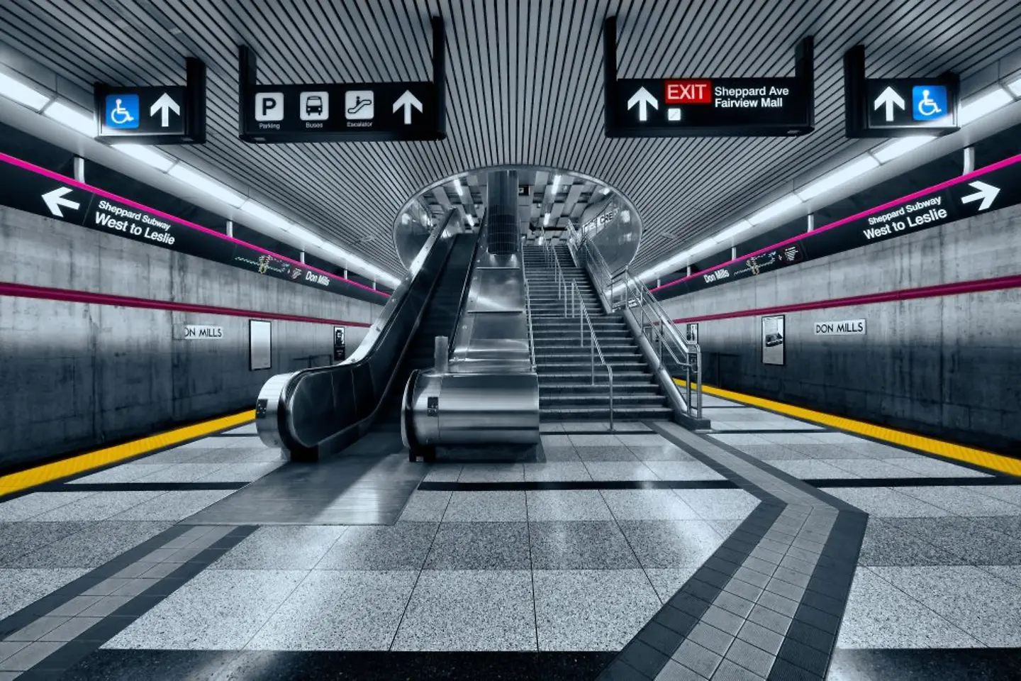 Estación de metro con escalera mecánica