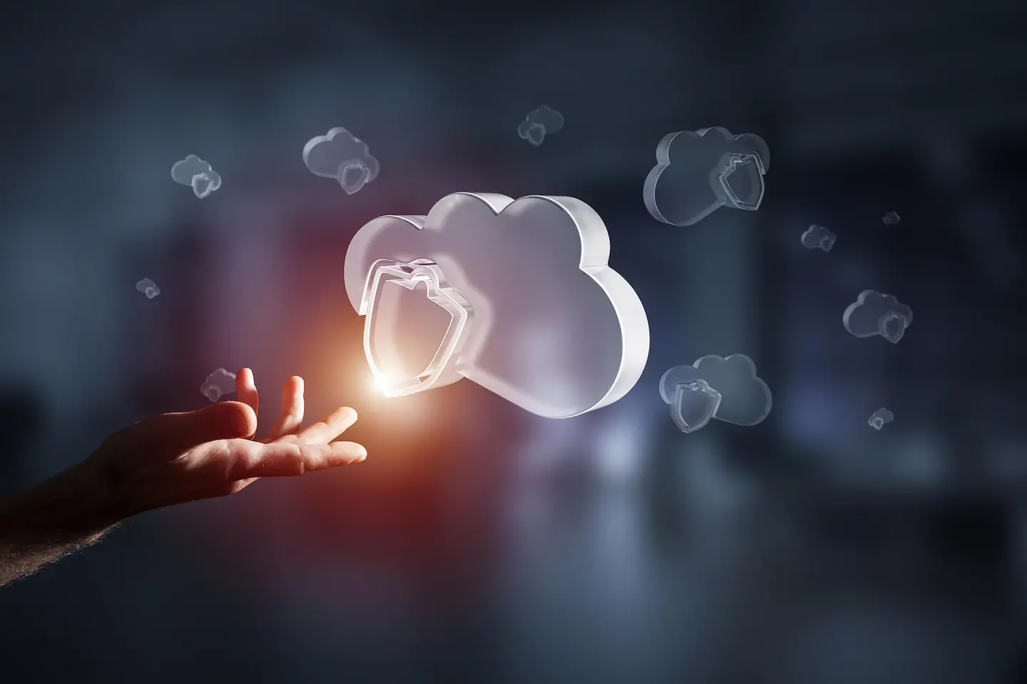 Mano agarrando una nube transparente con el símbolo de un escudo