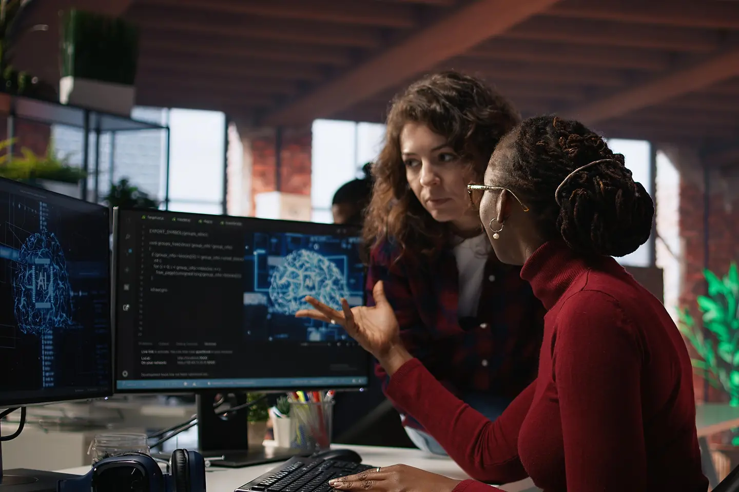 Científicos de datos debatiendo sobre la tecnología de IA