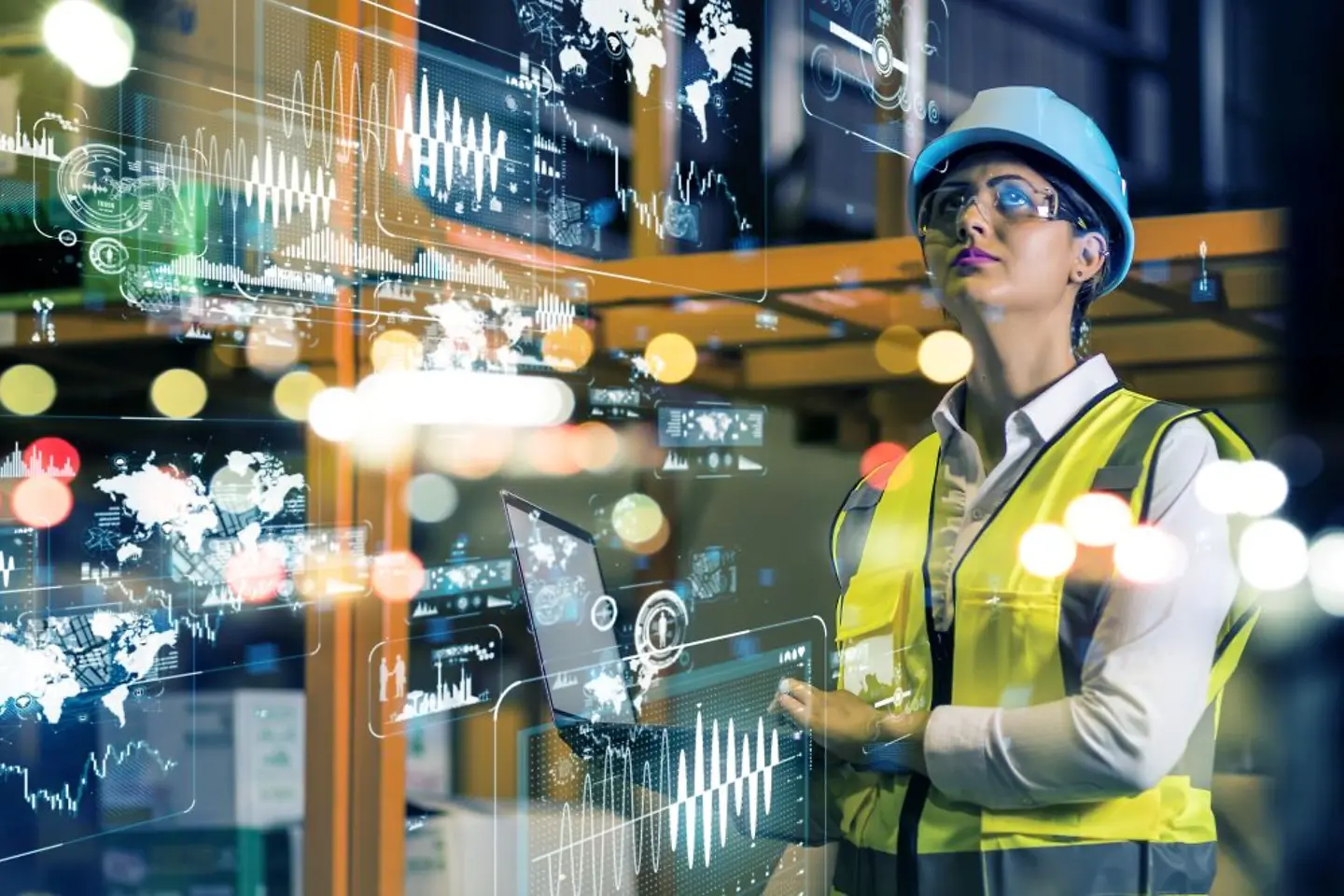 Trabajadores de una fábrica comprobando datos de seguridad