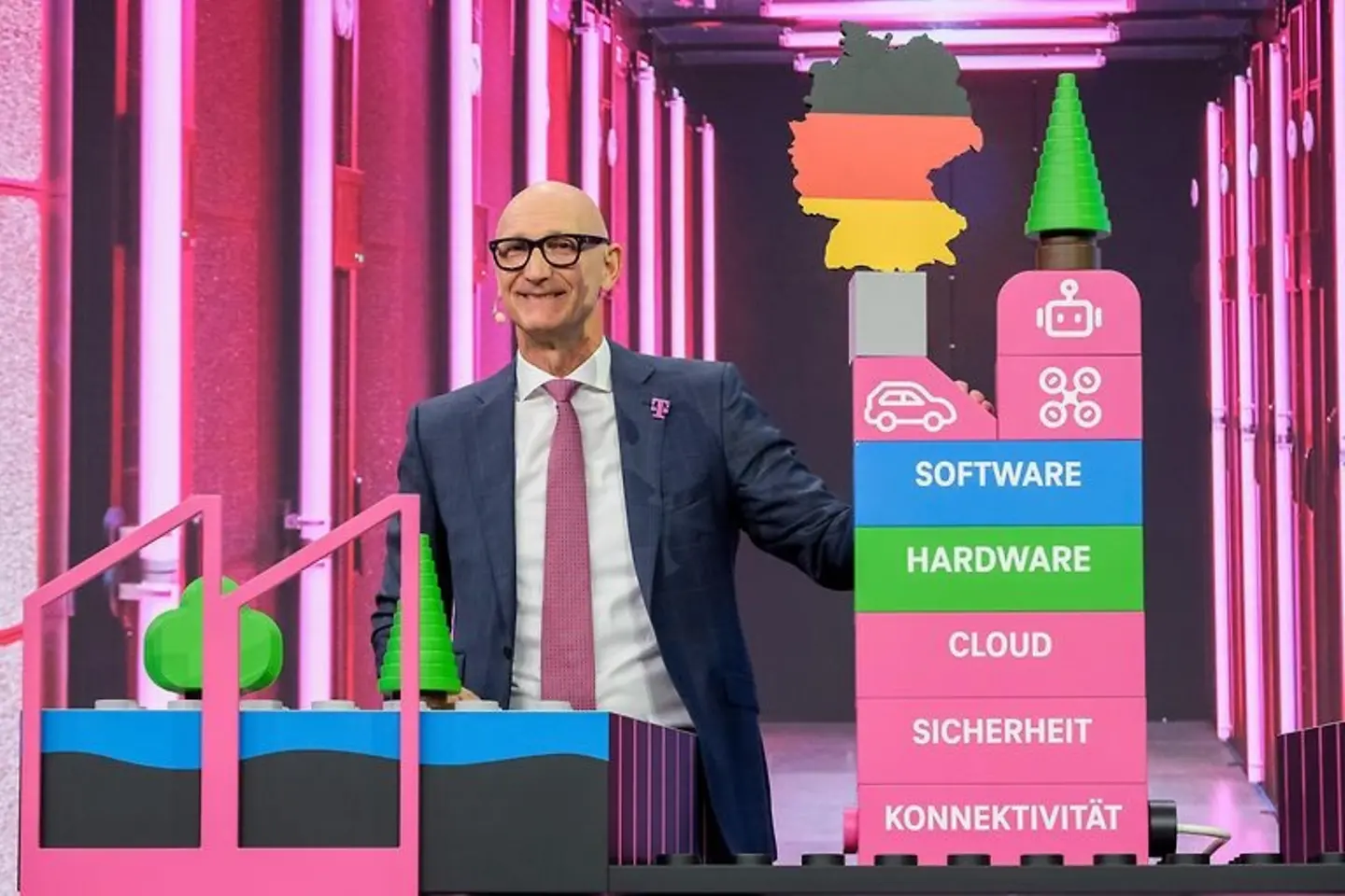 Tim Höttges presenta una maqueta de la fábrica de IA de Múnich en el escenario de la Junta General de Accionistas de 2026