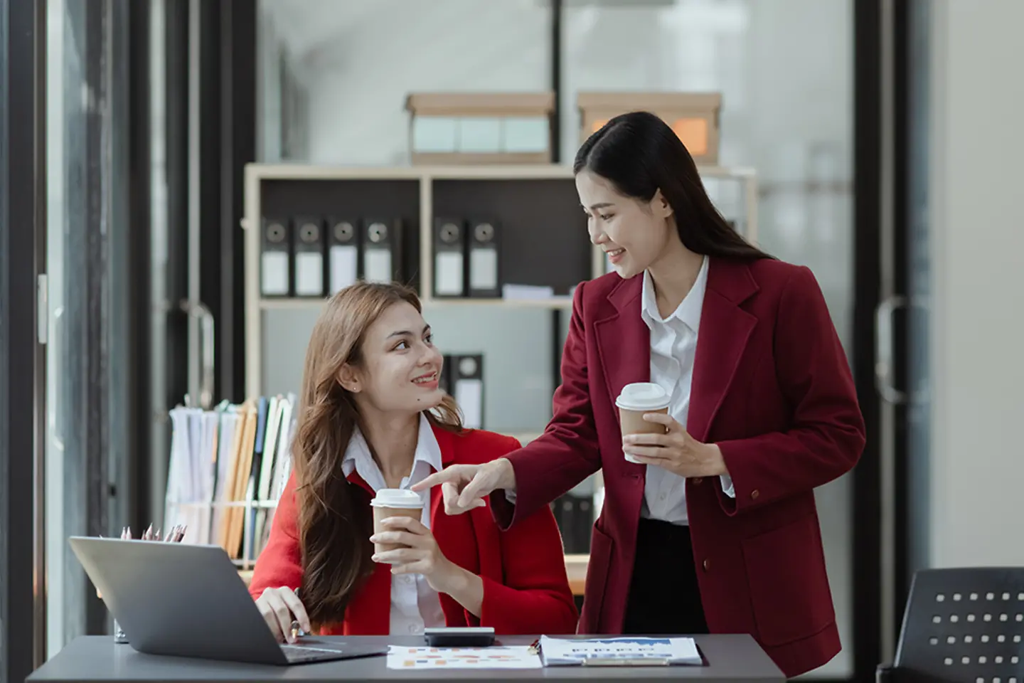 Dos empresarias dialogando