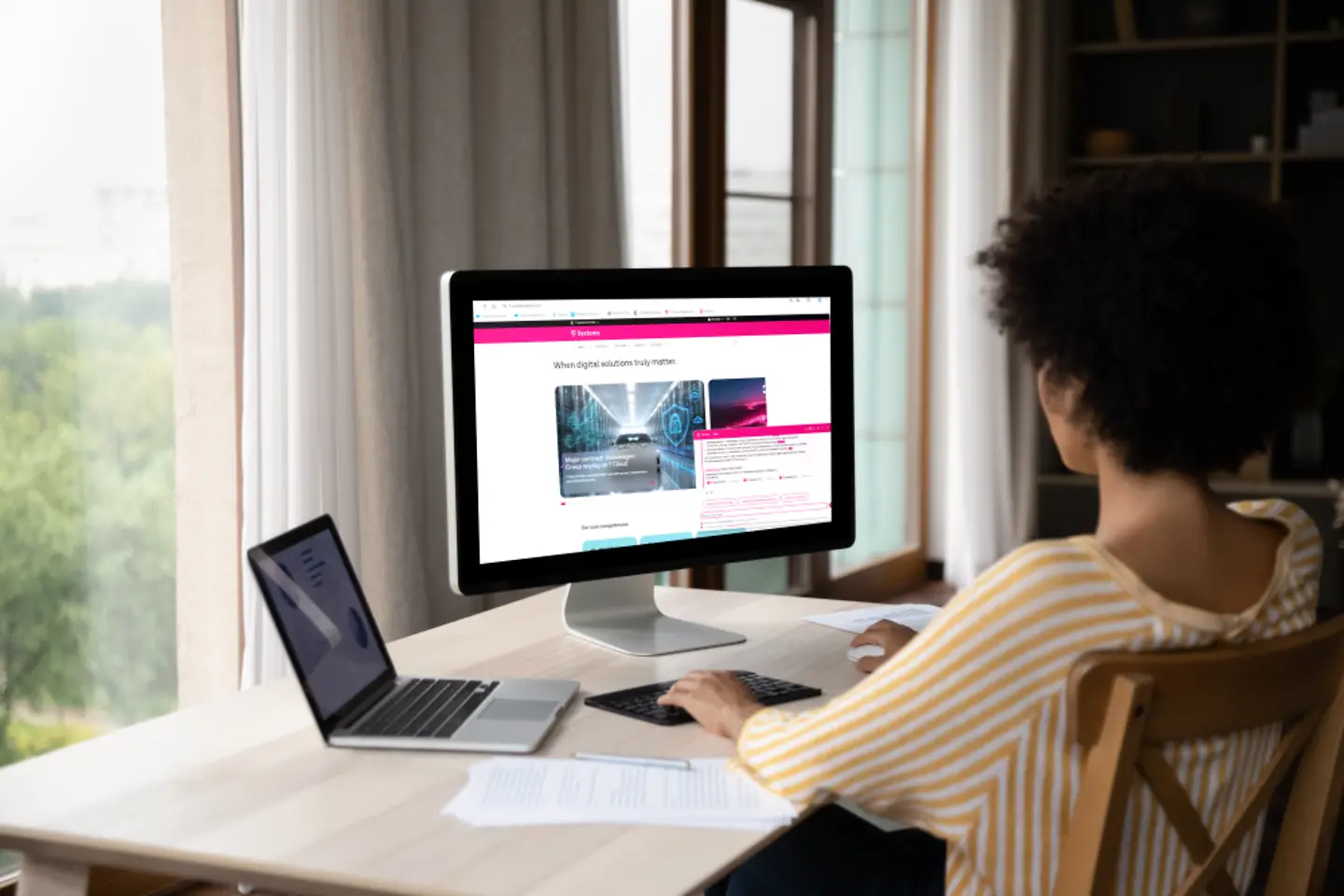 AI-generated image - Frau benutzt den KI-Chat der T-Systems Webseite