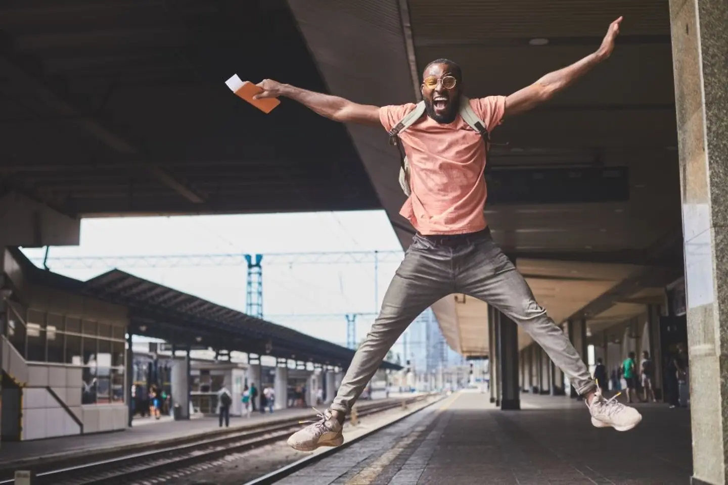 Viajero saltando en la estación celebrando un éxito 
